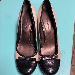 Naturalizer Black and Cream Women's 10M Pumps